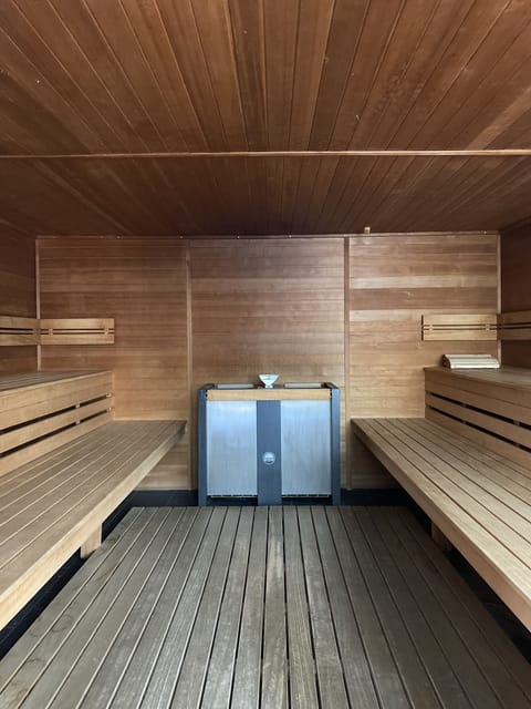 Sauna, spa tub