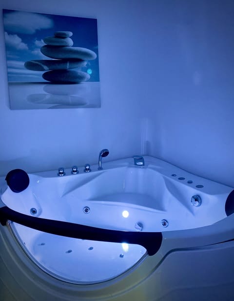 Indoor spa tub