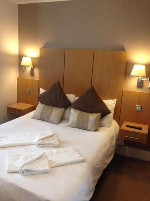 Standard Double Room | Premium bedding, laptop workspace, iron/ironing board, free WiFi