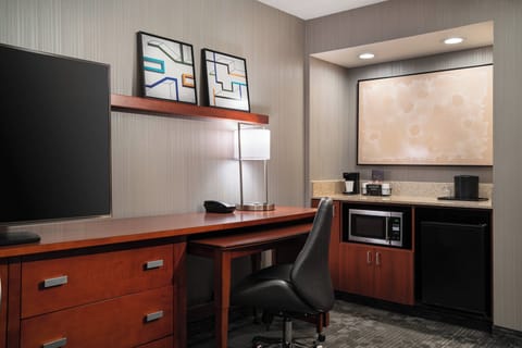 Suite, 1 Bedroom, Courtyard View | Bar (on property)