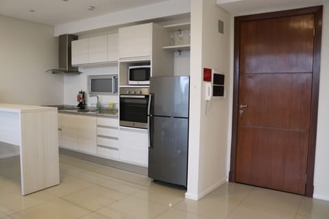 Deluxe Apartment | Private kitchen | Fridge, microwave, oven, stovetop