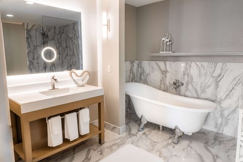 Suite, 1 King Bed, Balcony (High Floor) | Bathroom | Designer toiletries, hair dryer, towels, soap