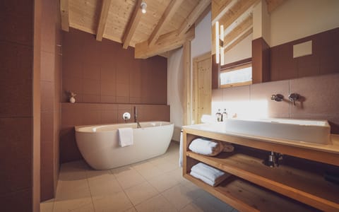 Junior Suite | Bathroom | Deep soaking tub, free toiletries, hair dryer, bathrobes