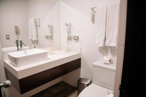 Superior Junior King Room | Bathroom | Combined shower/tub, hair dryer, towels