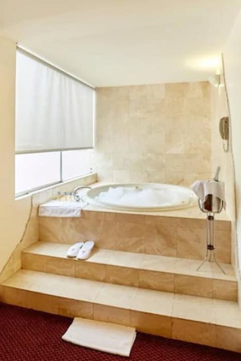 Deluxe Suite, 1 Queen Bed | Private spa tub