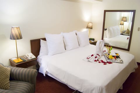 Junior Room, 1 Queen Bed | Premium bedding, iron/ironing board, free WiFi