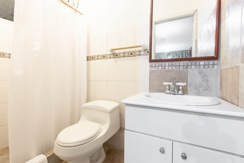 Standard Triple Room, 1 Bedroom | Bathroom | Free toiletries, towels