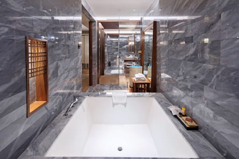 Executive Suite | Bathroom | Separate tub and shower, deep soaking tub, rainfall showerhead