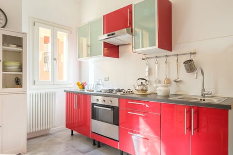 Deluxe Apartment | Private kitchen | Fridge, microwave, stovetop, electric kettle