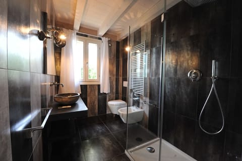 Double Room | Bathroom | Shower, free toiletries, hair dryer, bathrobes