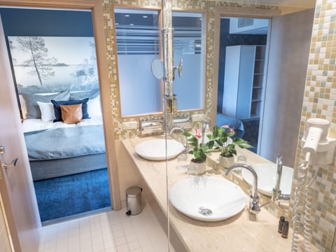 Suite | Bathroom | Free toiletries, hair dryer, towels