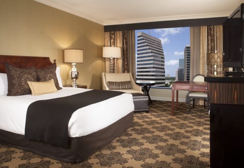 Premier Room, 1 King Bed, Pool View (Signature) | Premium bedding, pillowtop beds, minibar, in-room safe