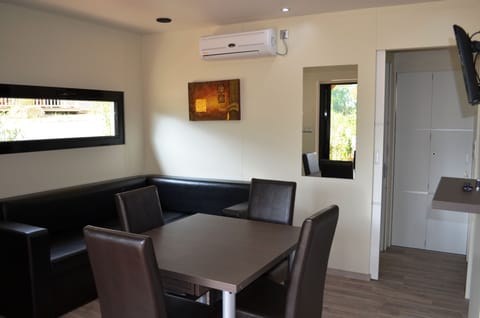 Chalet (Tamaris) | Living area | 78-cm flat-screen TV with digital channels, TV