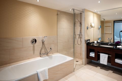 Junior Suite, 1 Queen Bed | Bathroom | Free toiletries, hair dryer, towels