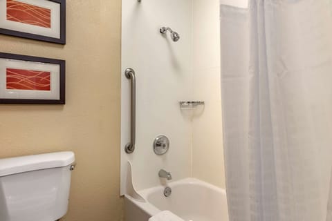 Standard Room, 1 King Bed | Bathroom | Combined shower/tub, free toiletries, hair dryer, towels