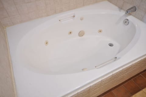 Jetted tub