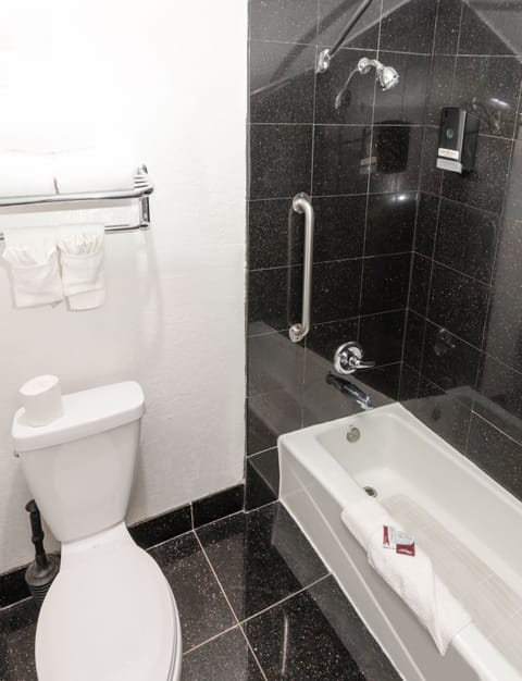 Combined shower/tub, hair dryer, towels