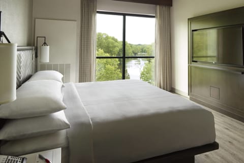 Junior Suite, 1 King Bed | In-room safe, desk, laptop workspace, blackout drapes