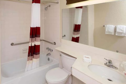 Combined shower/tub, free toiletries, hair dryer, towels