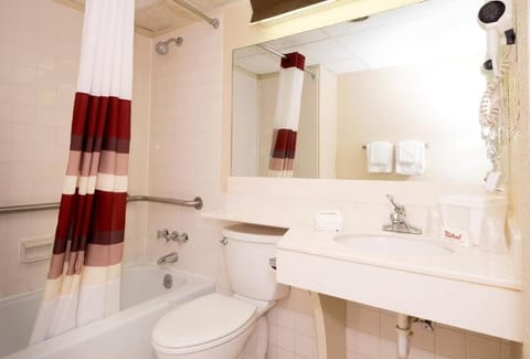 Deluxe Room, 1 King Bed, Non Smoking | Bathroom | Combined shower/tub, free toiletries, hair dryer, towels