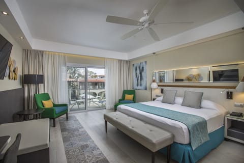 Deluxe Junior Suite Room | Premium bedding, minibar, in-room safe, individually decorated