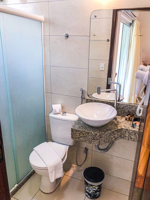 Quarto Standard Plus | Bathroom | Shower, free toiletries, hair dryer, towels