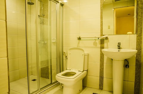 Double Deluxe Room | Bathroom | Shower, free toiletries, hair dryer, towels
