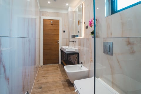 Presidential Apartment, Teracce, Sea view | Bathroom | Shower, free toiletries, hair dryer, bathrobes