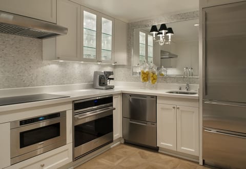 Suite, Patio (Royal) | Private kitchen | Full-size fridge, microwave, stovetop, dishwasher