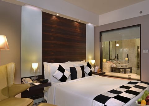 Klub Room | Premium bedding, minibar, in-room safe, blackout drapes
