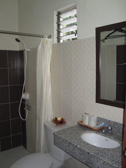 Family Room | Bathroom | Shower, towels, soap, shampoo