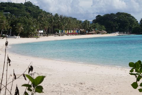 Beach nearby, white sand, 10 beach bars