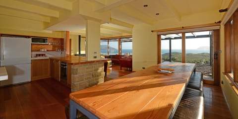 Panoramic House, 3 Bedrooms, Ocean View, Beachfront | In-room dining