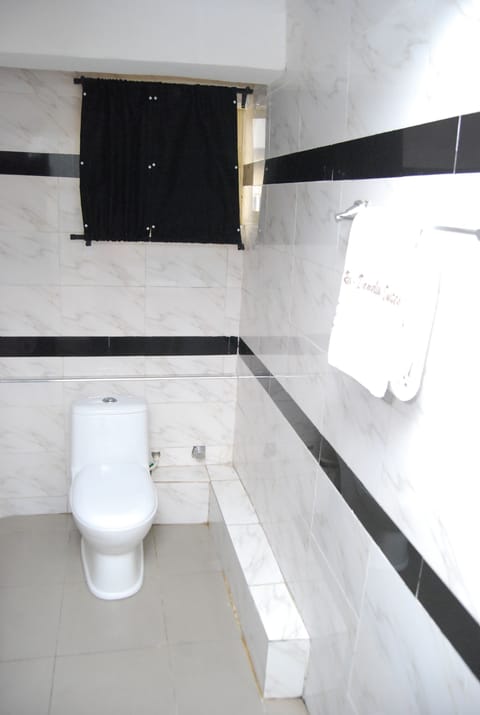 Executive Double Room | Bathroom | Shower, rainfall showerhead, free toiletries, towels