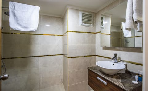 Twin Room | Bathroom | Shower, free toiletries, hair dryer, slippers