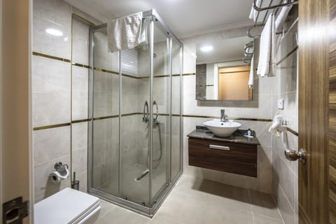 Twin Room | Bathroom | Shower, free toiletries, hair dryer, slippers