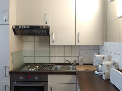 Classic Studio, 1 Bedroom, Kitchen, Garden View (Studio mit Küche & Badmitbenutzung) | Private kitchen | Coffee/tea maker, electric kettle, eco-friendly cleaning products