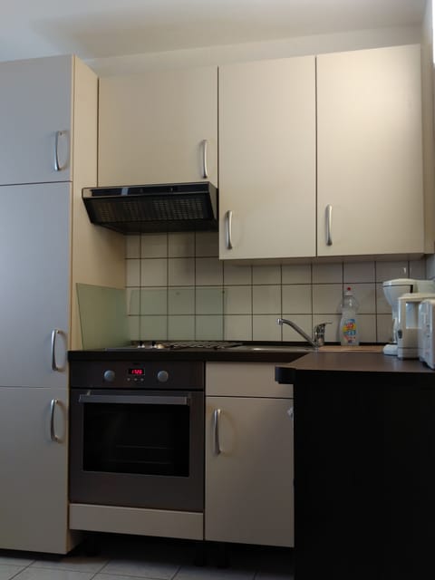 Classic Studio, 1 Bedroom, Kitchen, Garden View (Studio mit Küche & Badmitbenutzung) | Private kitchen | Coffee/tea maker, electric kettle, eco-friendly cleaning products