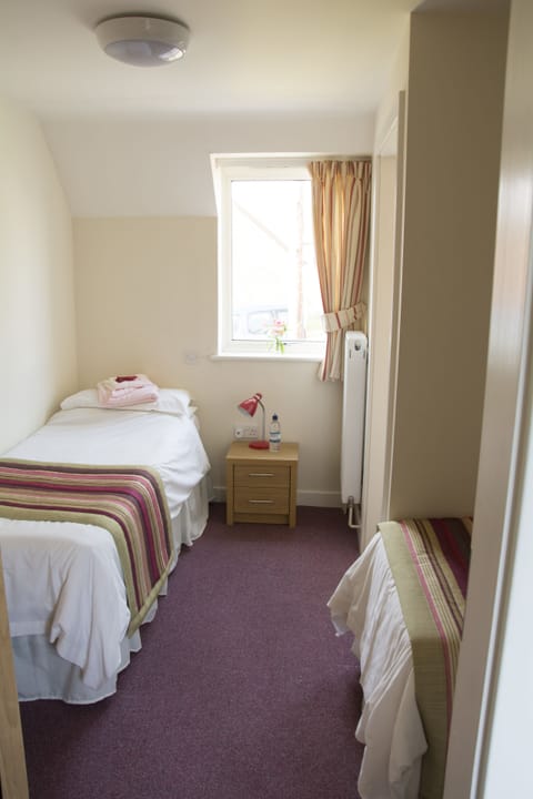 Twin Room | Iron/ironing board, free WiFi, bed sheets