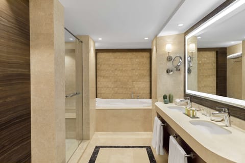Panoramic Suite | Bathroom | Combined shower/tub, free toiletries, hair dryer, bathrobes