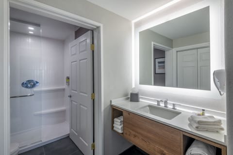 Suite, 2 Bedrooms, Kitchen | Bathroom | Combined shower/tub, free toiletries, hair dryer, towels