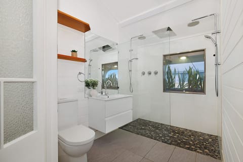 Comfort Apartment | Bathroom | Shower, towels