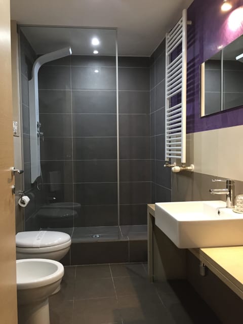 Standard Triple Room | Bathroom | Shower, free toiletries, hair dryer, bathrobes