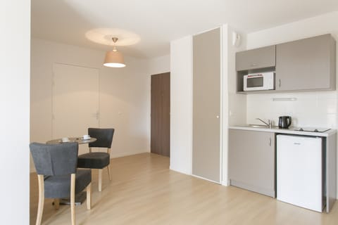 Comfort Apartment, 1 Bedroom, Accessible, Non Smoking | Private kitchen | Fridge, microwave, stovetop, coffee/tea maker