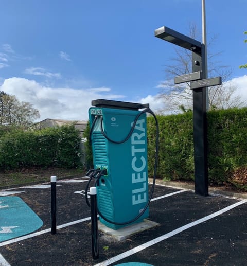 Electric vehicle charging station