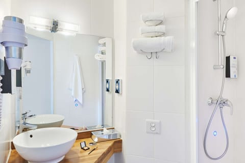 Combined shower/tub, eco-friendly toiletries, hair dryer, towels