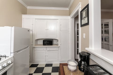 Deluxe Studio | Private kitchen | Fridge, microwave, oven, stovetop