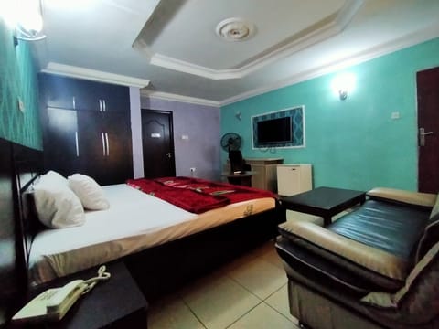 Royal Room, 1 Queen Bed | Living area | 32-inch LED TV with satellite channels, TV