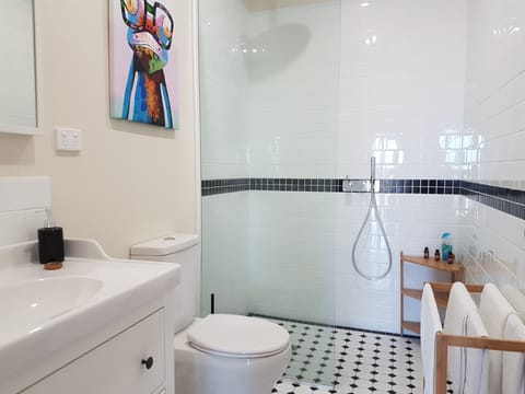 Courtyard Garden Apartment (Minimum Age 18) | Bathroom | Shower, free toiletries, hair dryer, towels
