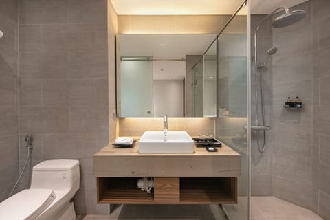 Superior Twin Room, Non Smoking | Bathroom | Designer toiletries, hair dryer, slippers, bidet